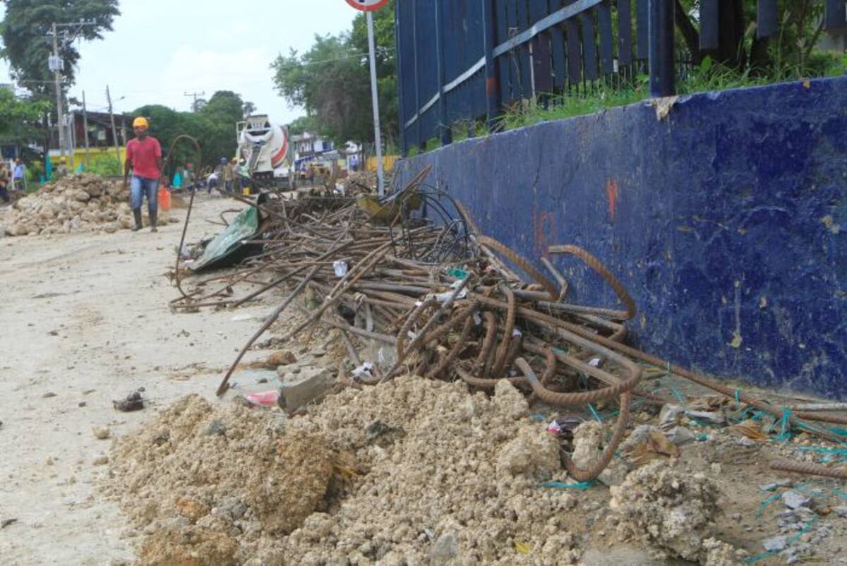 Los trabajos del canal se hacen frente a la sede Emiliano Alcalá del colegio Soledad Acosta de Samper. Julio Castaño.