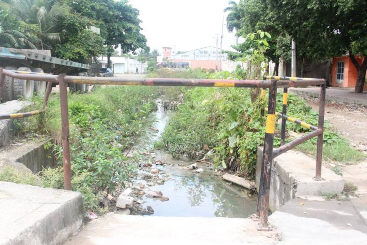 El canal El Bosque que desemboca en frente de la fábrica de Postobón tiene un estado deprimente. ERICA OTERO-EL UNIVERSAL