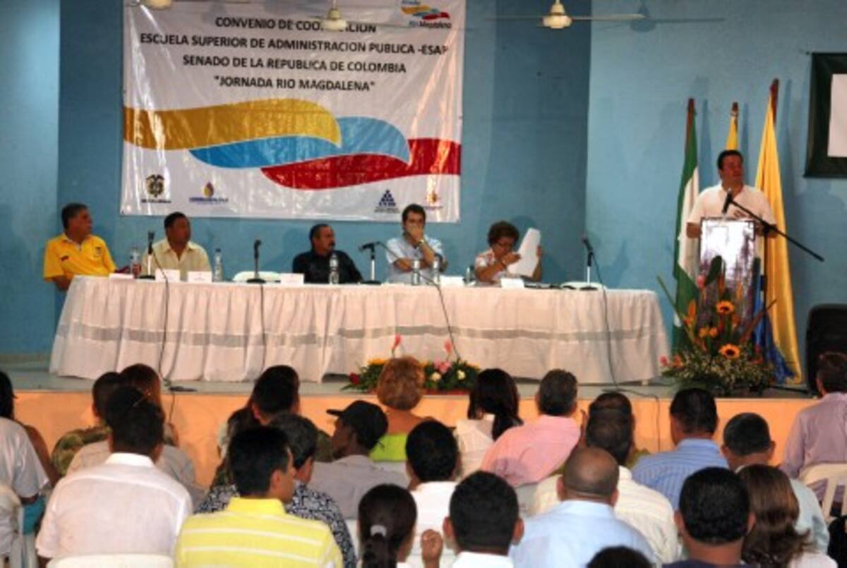 El conversatorio sigue a esta hora.
