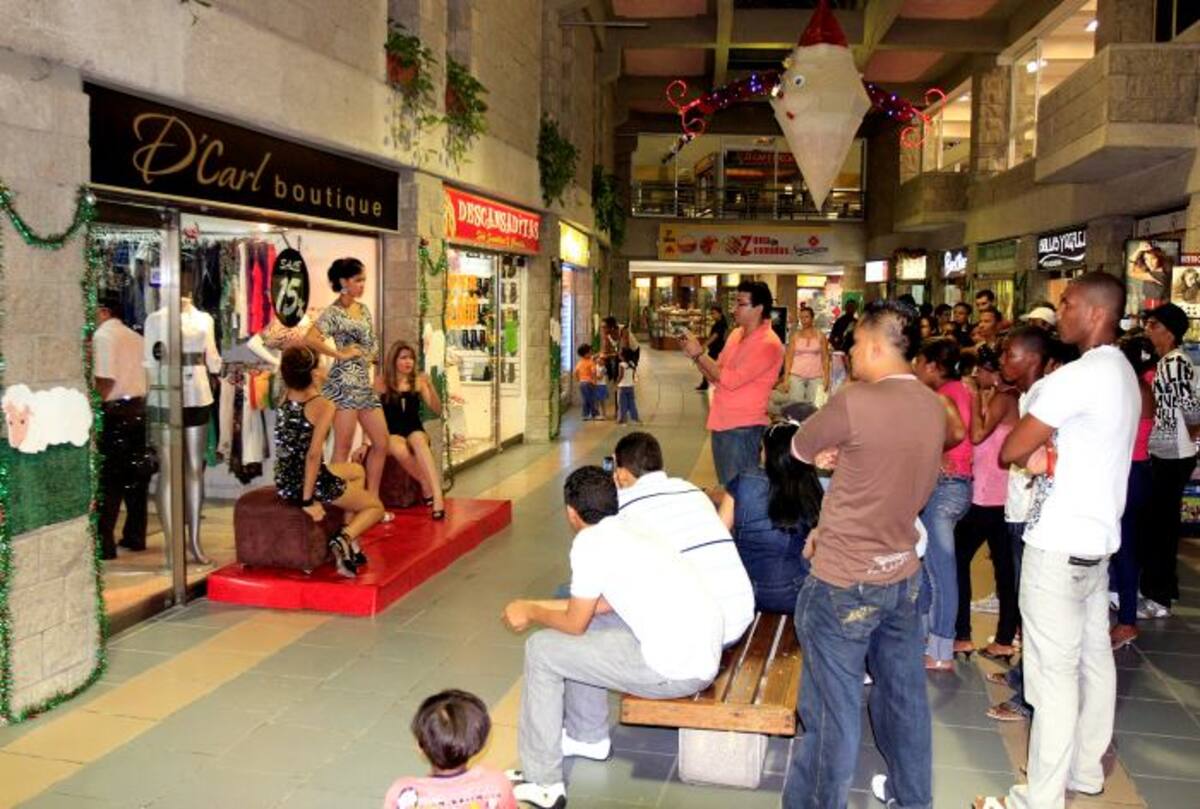 Los cartageneros tendrán hasta la media noche de este sábado para hacer sus compras. Archivo