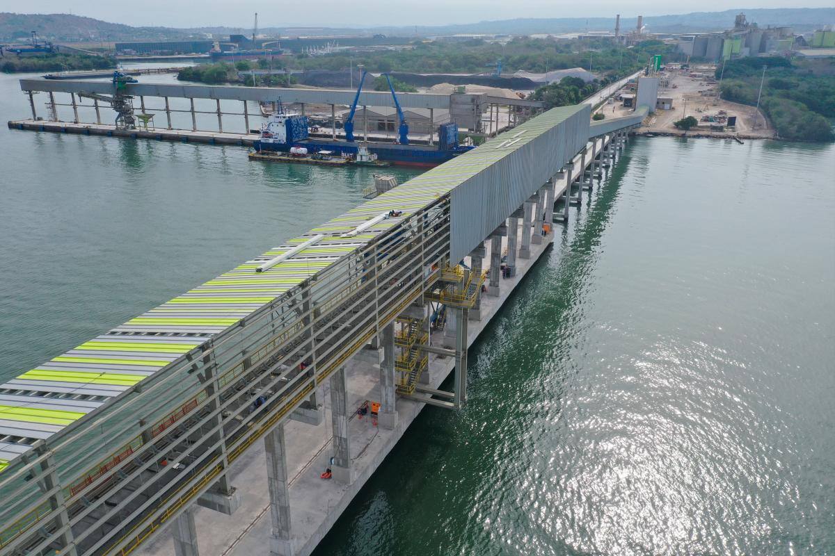 Nuevo puesto de atraque de embarcaciones que construye Cementos Argos en sus instalaciones portuarias en la bahía de Cartagena, frente a su planta de Mamonal. //CORTESÍA ARGOS