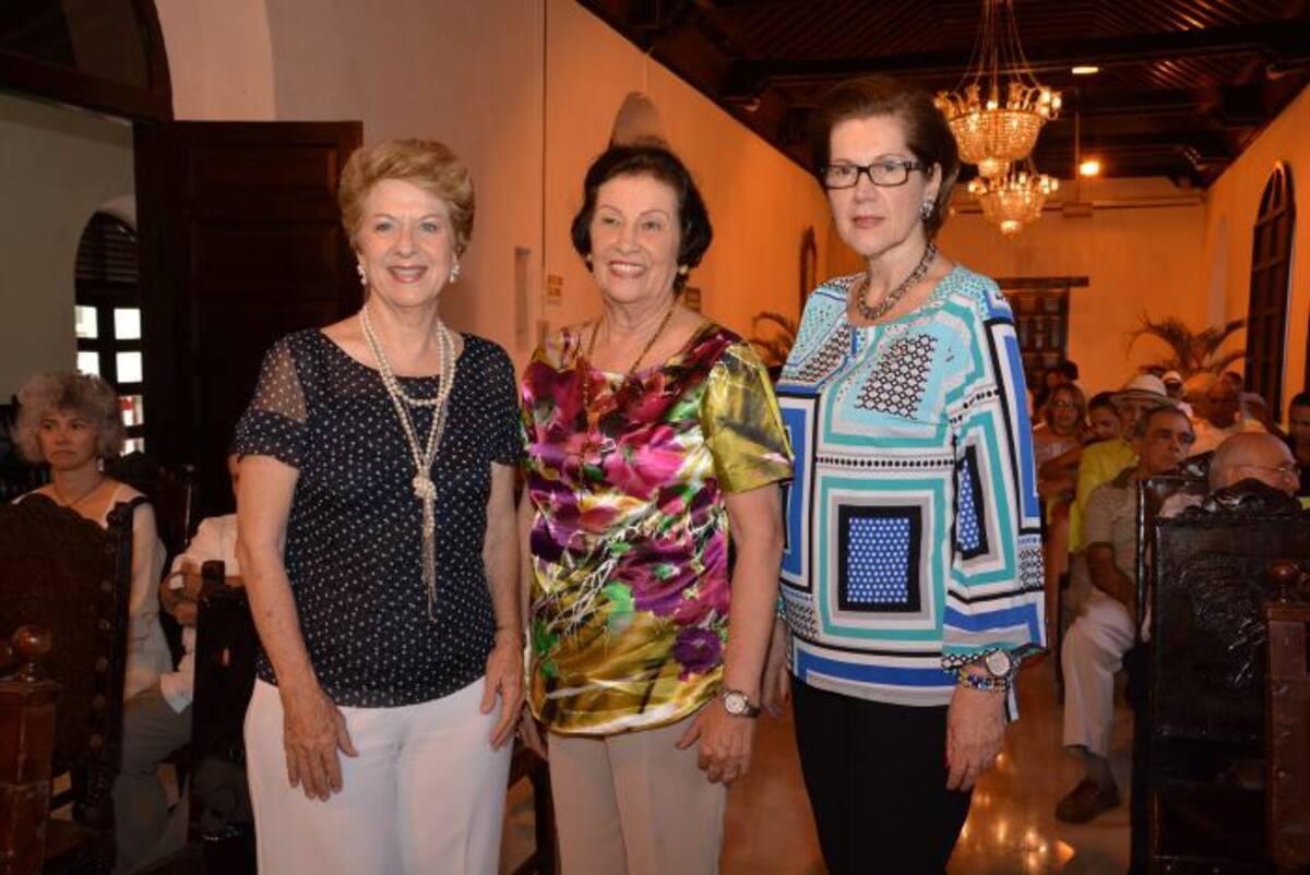Clara de Trucco, Rosario de Vélez y Sandra de Vélez.