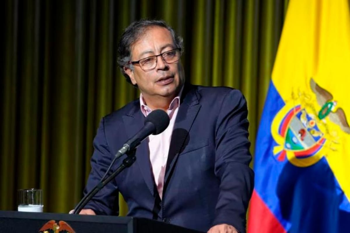 Petro sancionó ley ‘Dejen de Fregar’, que limita horario de cobro a los bancos