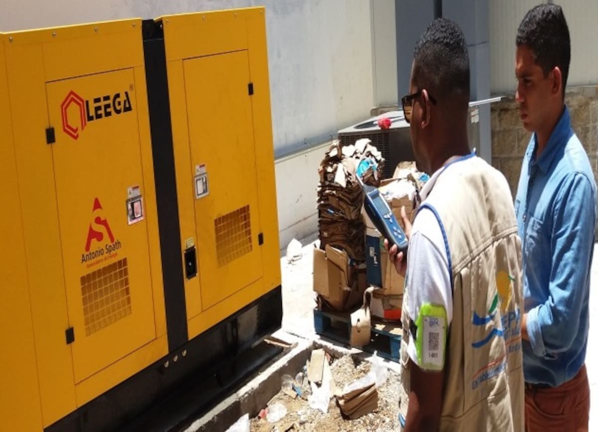 Inspectores del EPA constataron que la tienda Ara en Manga cuenta con dos plantas eléctricas que generan 125 kilovatios. Cortesía
