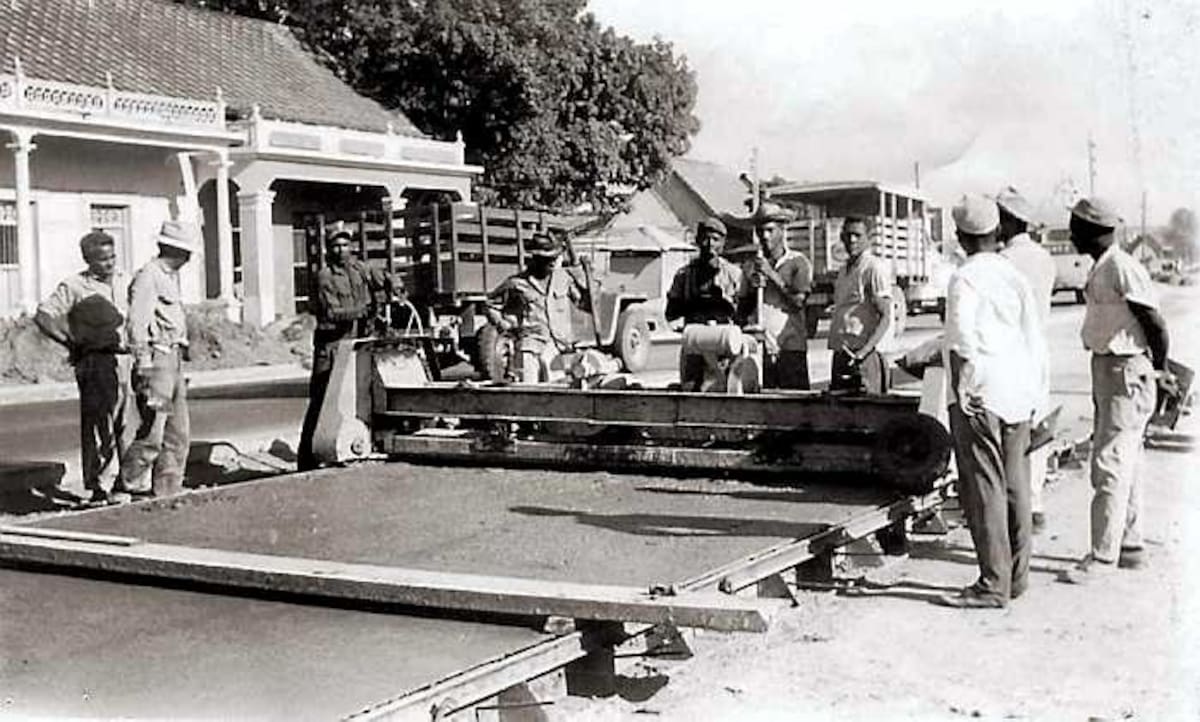 En 1959 empezaron las obras de la avenida Pedro de Heredia (izq.), impulsadas por el gobernador Eduardo Lemaitre Román; y el secretario de obras del municipio de Cartagena, Ramón León y Barco (Papá Mon). Entre finales de 2005 y hasta 2014 se hicieron las obras de la moderna avenida Pedro de Heredia, por donde transitan los buses de Transcaribe. Archivo