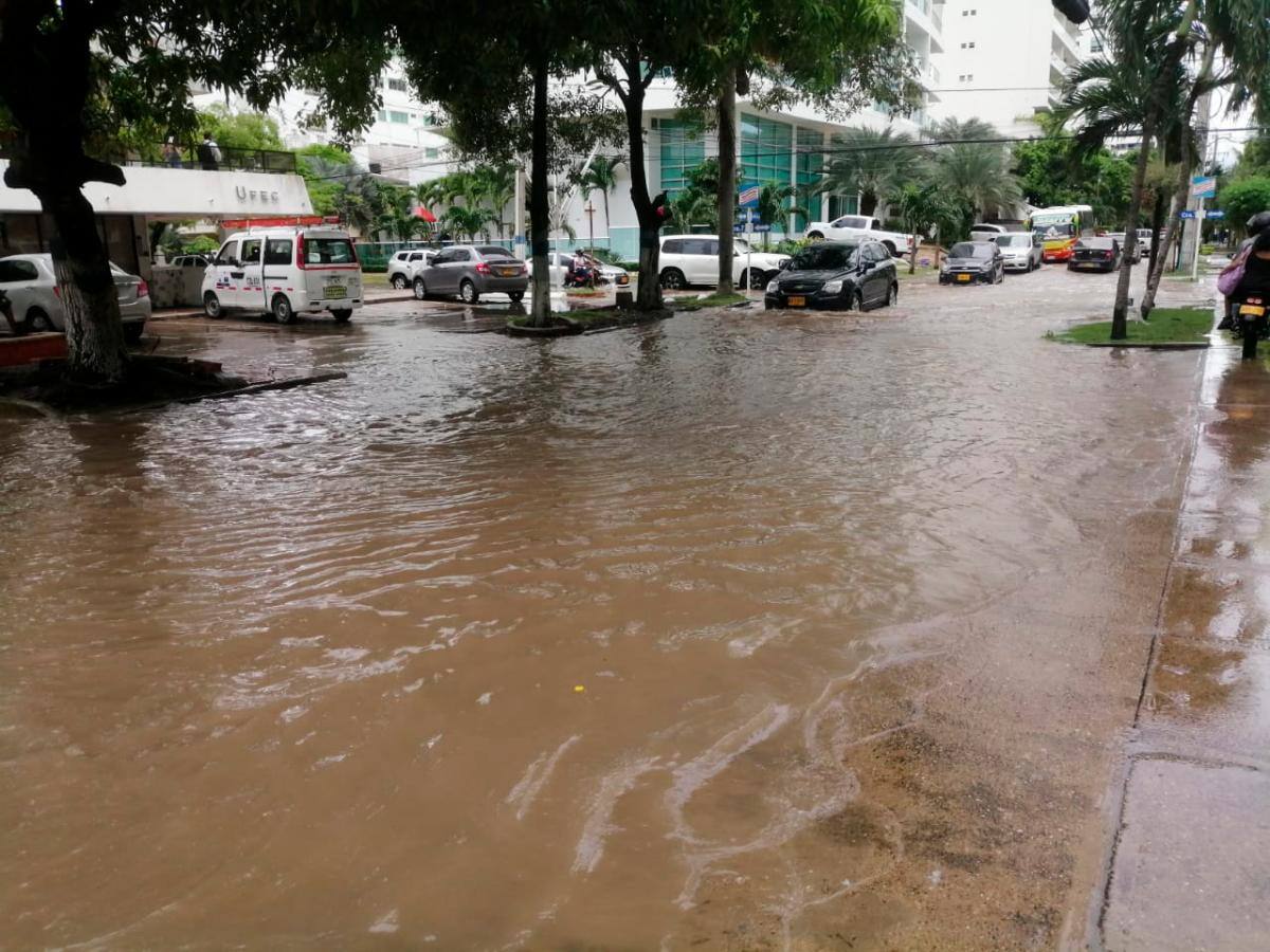 Calles inundadas dificultan el tránsito vehicular en la avenida Piñango, en Castillogrande. //Óscar Díaz Acosta - El Universal