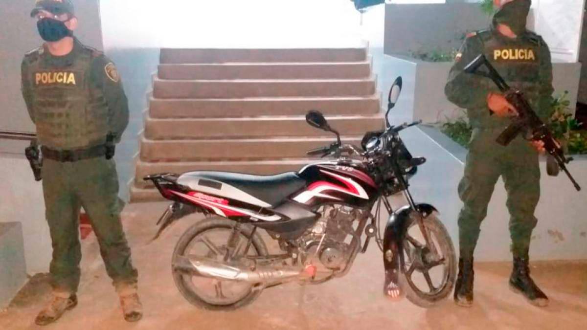 La moto en que se movilizaban los presuntos delinuentes quedó también en poder de la Policía.