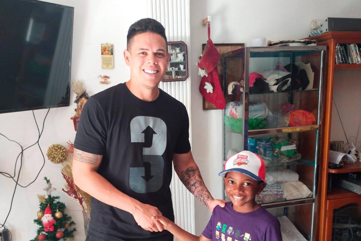El niño que casi no pudo dormir cuando se tomó una foto con Giovanny Urshela