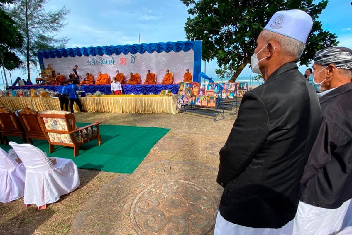 En la turística playa tailandesa de Khao Lak, unas 300 personas acudieron una ceremonia interreligiosa en memoria de las víctimas.
