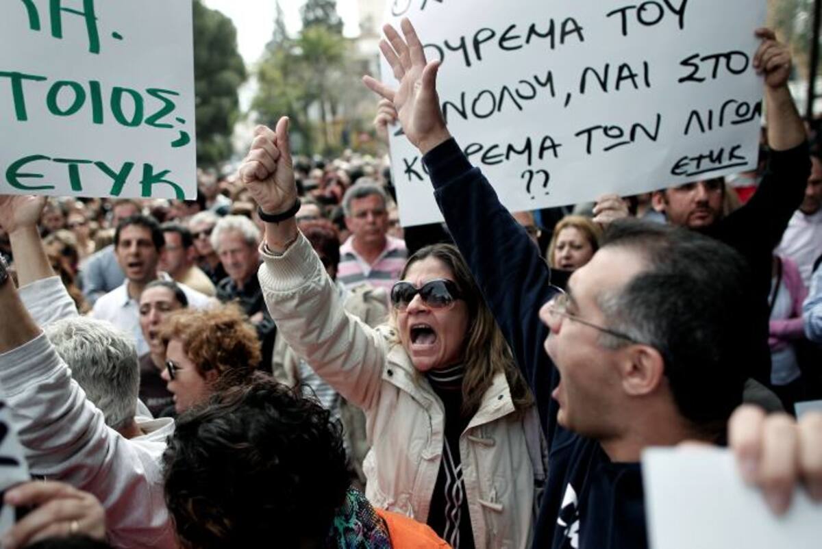 El gobierno busca desesperadamente elaborar un "Plan B" para someterlo de inmediato al Parlamento, que el martes rechazó de forma contundente un primer plan que preveía una fuerte quita a todos los depósitos bancarios. AP Petros Giannakouris
