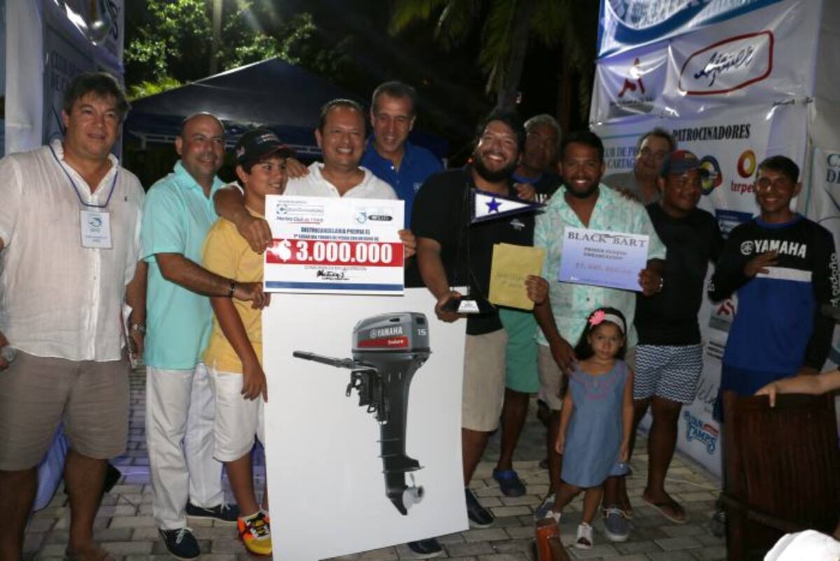 Ganadores del Torneo 2017, aparecen, entre otros: Pedro Rodríguez (director del Torneo), Carlos Martínez (gerente de Eduardoño), Hernán Arrigui (capitán de la embarcación Heyca), Joaquín Martínez (gerente comercial Districandelaria), Diego Arrigui (tripulante). CORTESÍA