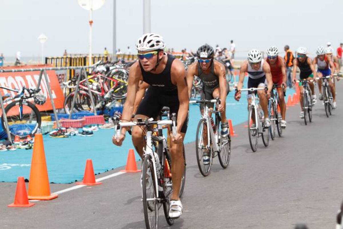 El ciclismo es una de las pruebas más atractivas el triatlón que hoy llega a su conclusión en Cartagena. Julio Castaño-El Universal