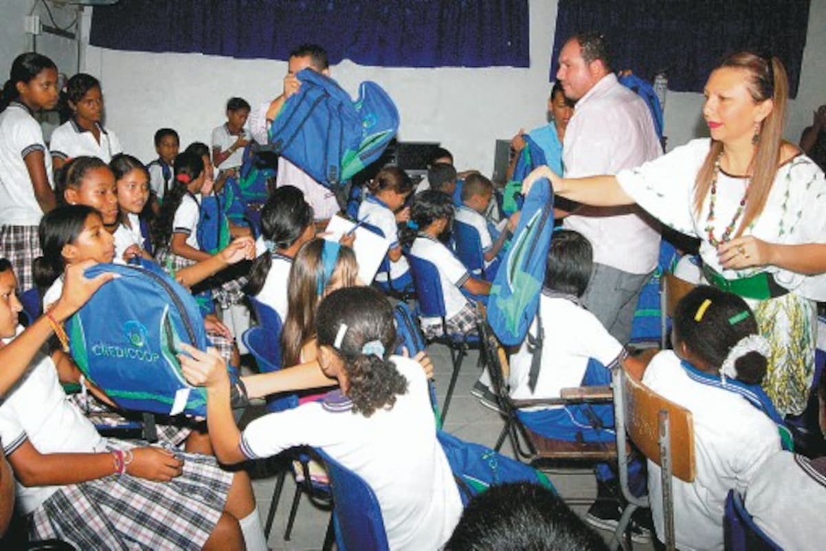 La entrega de los kits escolares ayer la hizo la secretaria de Educación, Astrid Peralta, en Altos del Rosario.