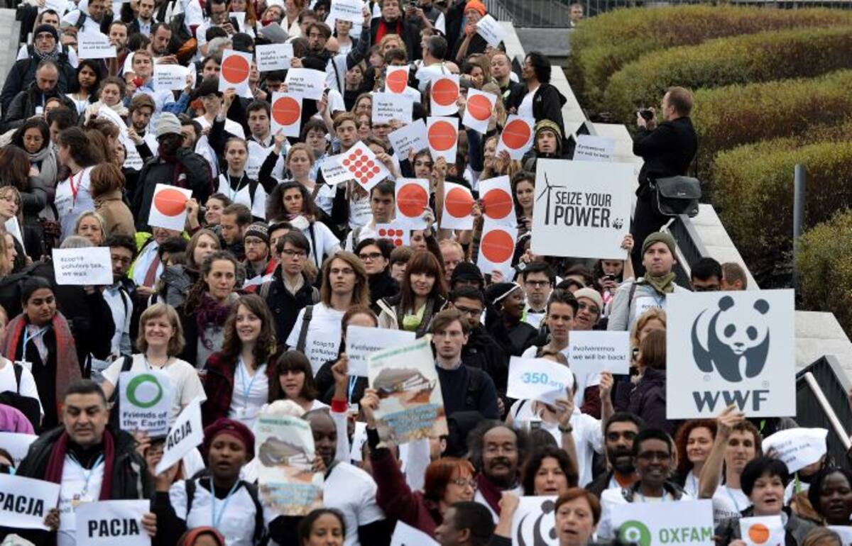 Protesta de activistas de Greenpeace. AFP JANEK SKARZYNSKI
