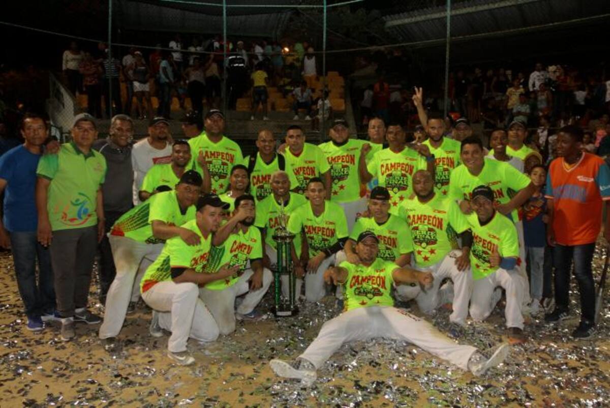 Los jugadores de Socorro celebran la conquista el título del Torneo de Sóftbol “Juega Por Tu Barrio” Ascenso tras derrotar en la final 8-4 a Caracoles. LUIS EDUARDO HERRÁN EL UNIVERSAL