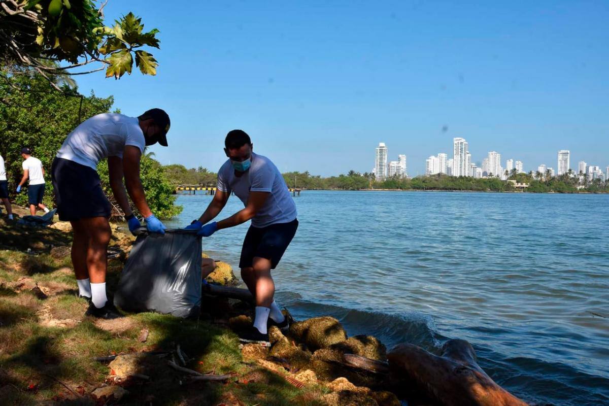 Extraen cerca de una tonelada de residuos de la isla de Manzanillo