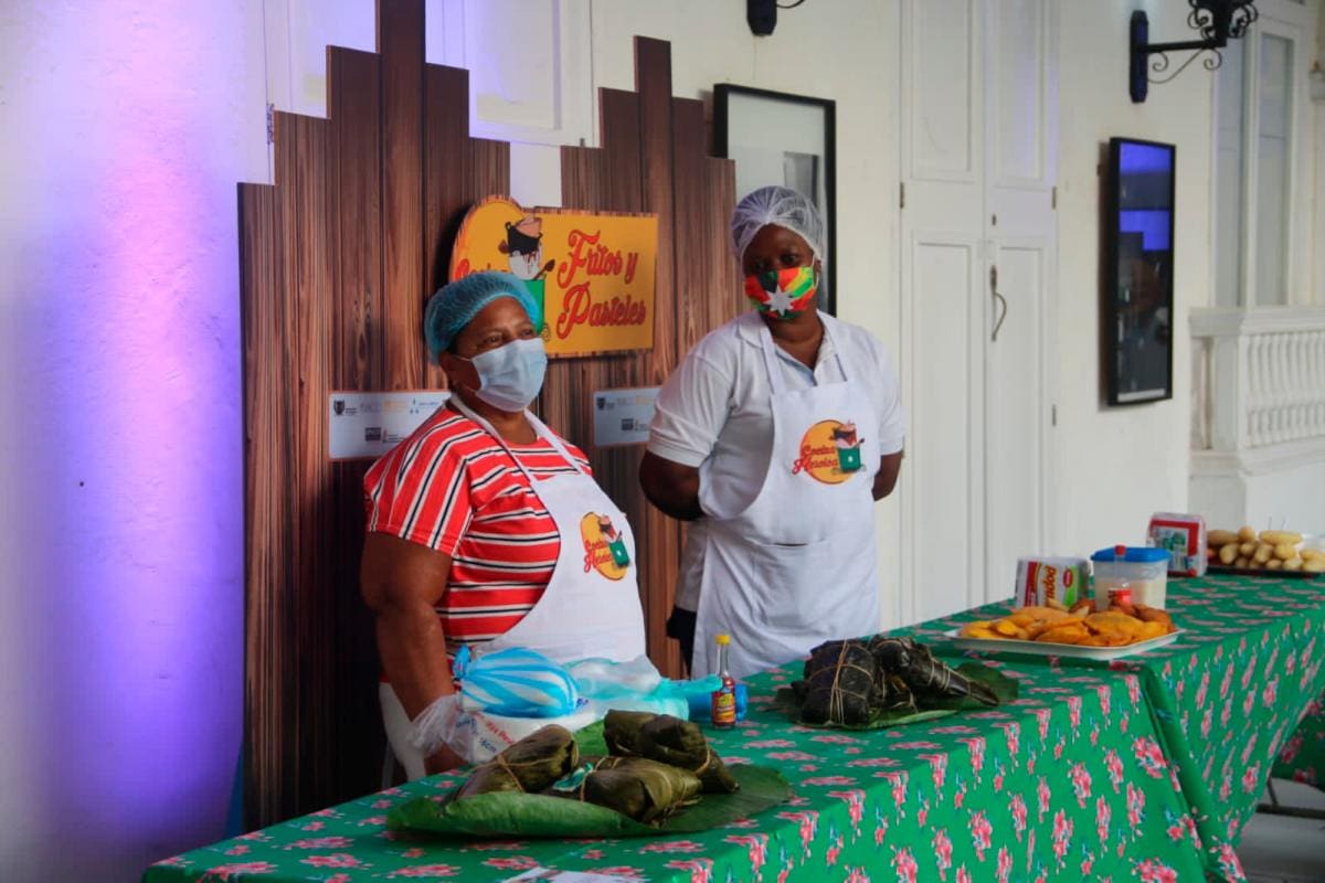 Matronas de ‘Cocina Heroica’ mostraron sus manjares durante el lanzamiento en la UdeC. // Foto: cortesía.