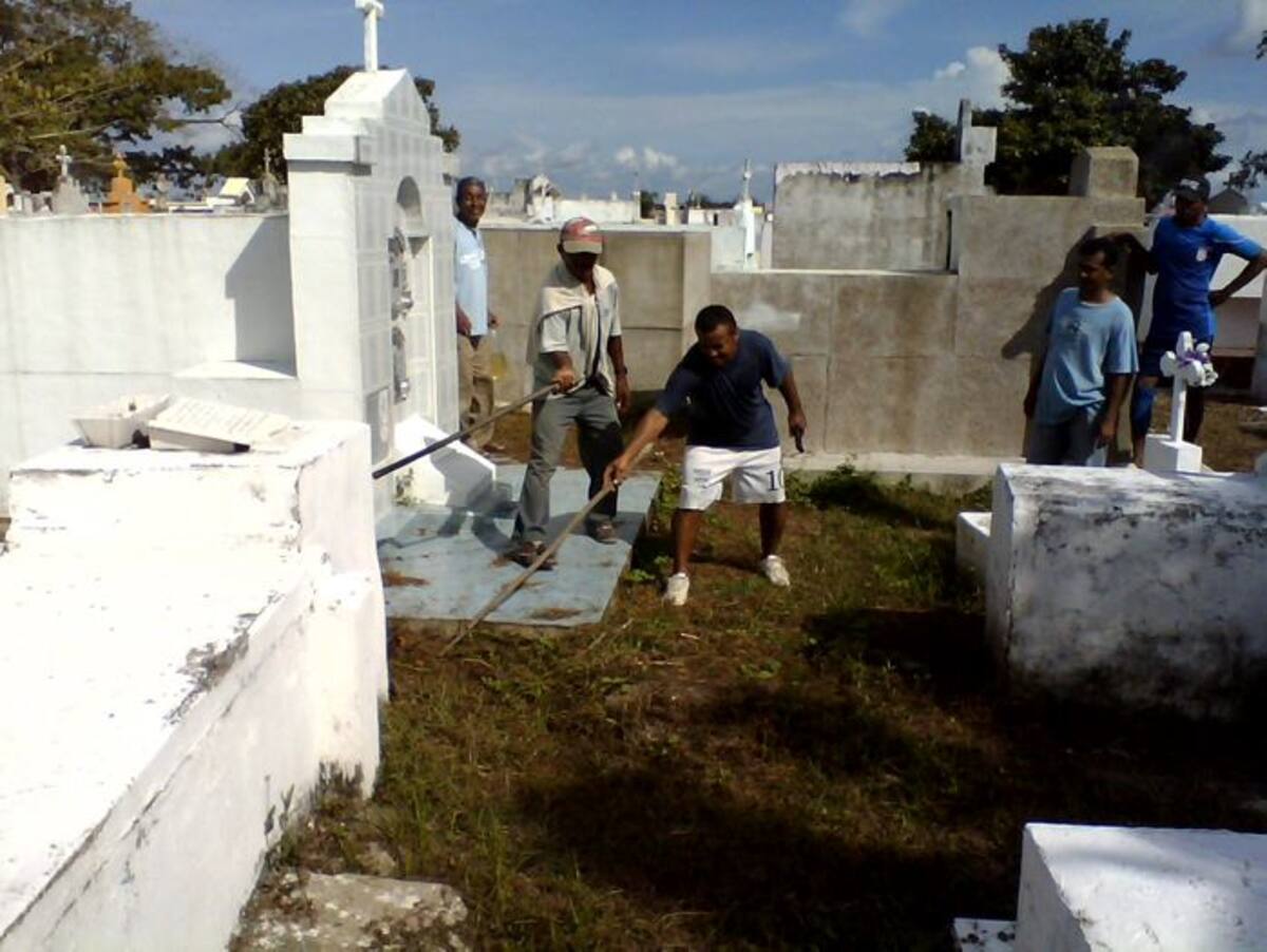 La comunidad atendió el llamado de las instituciones y se animó a trabajar en la limpieza del cementerio municipal. LILA LEYVA - EL UNIVERSAL