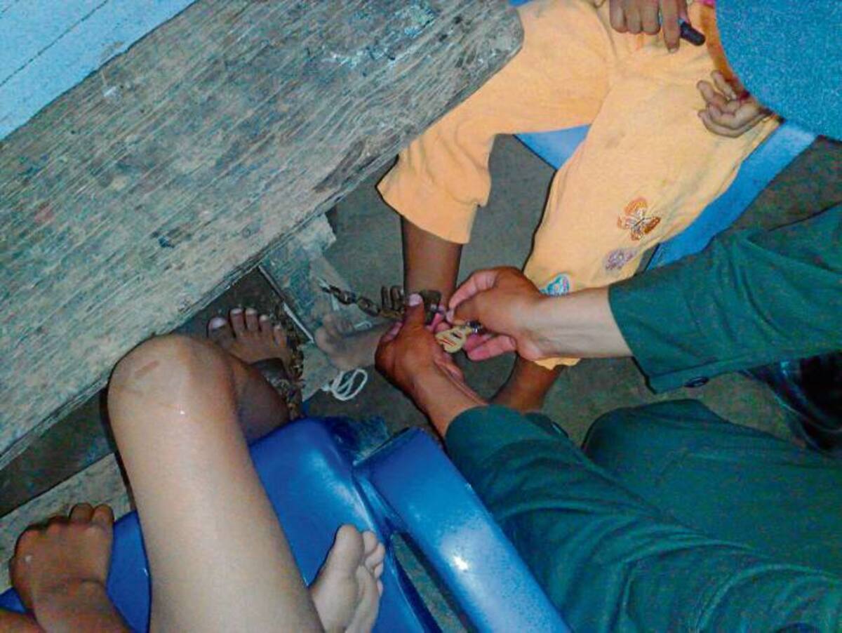 Los dos niños eran encadenados por su madre como castigo.