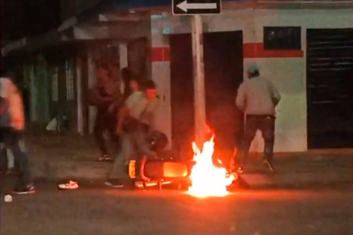 Barras del América y Cali chocaron con machetes y quemaron una moto