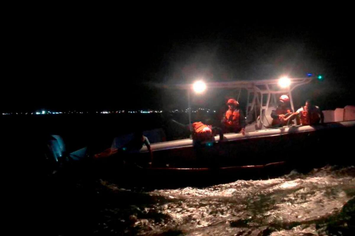 Rescatan a 15 personas en yate a la deriva en Cartagena