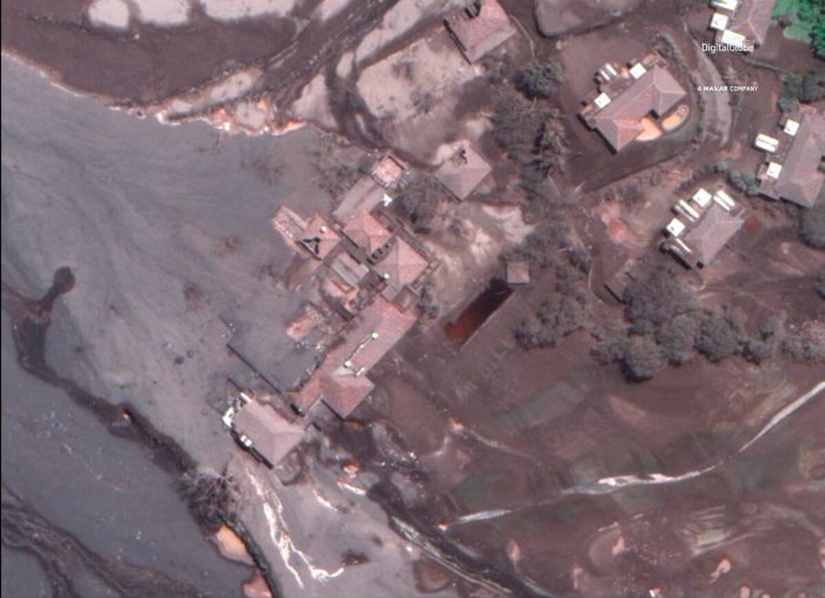 Esta imagen de satélite proporcionada por Digital Globe muestra un detalle del Golf Resort encerrado en material volcánico después de la erupción del Volcán de Fuego. AP