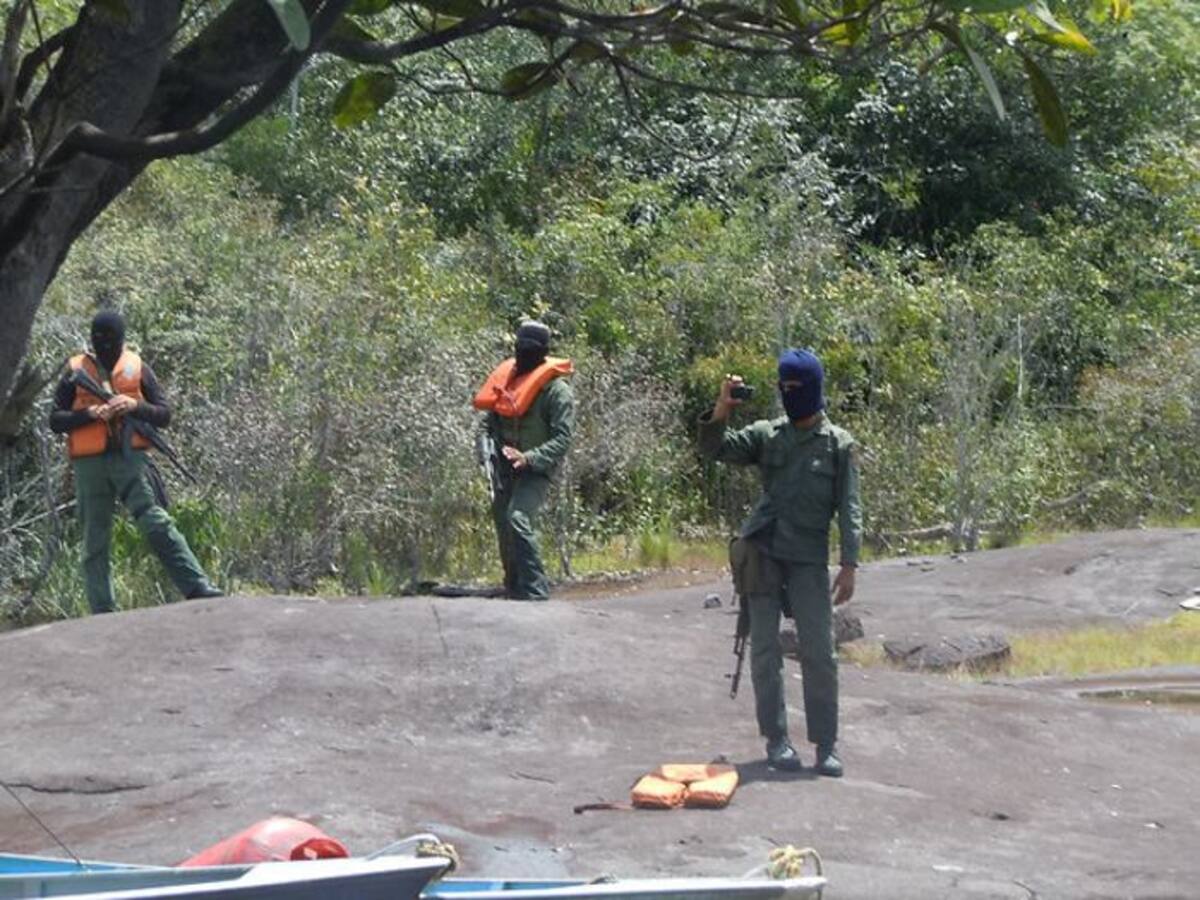 Los guardias entran al territorio indígena encapuchados, al parecer para evitar que desarrollen sus actividades de minería. COLPRENSA