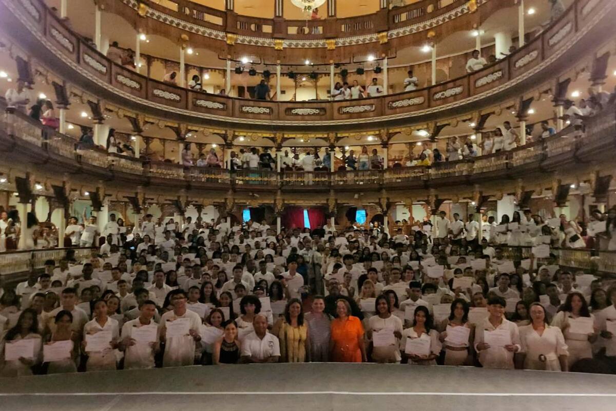 Entregan 432 becas para educación superior a estudiantes de colegios oficiales