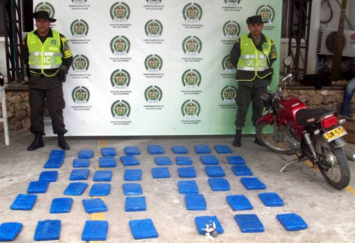 La droga quedó inmediatamente decomisada y los dos hombres capturados.