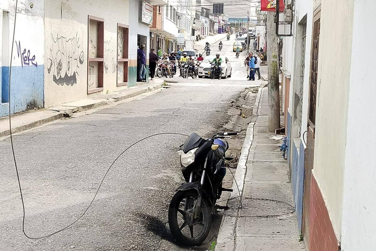 Cable de alta tensión se prende y cae sobre una moto en centro de Sincelejo