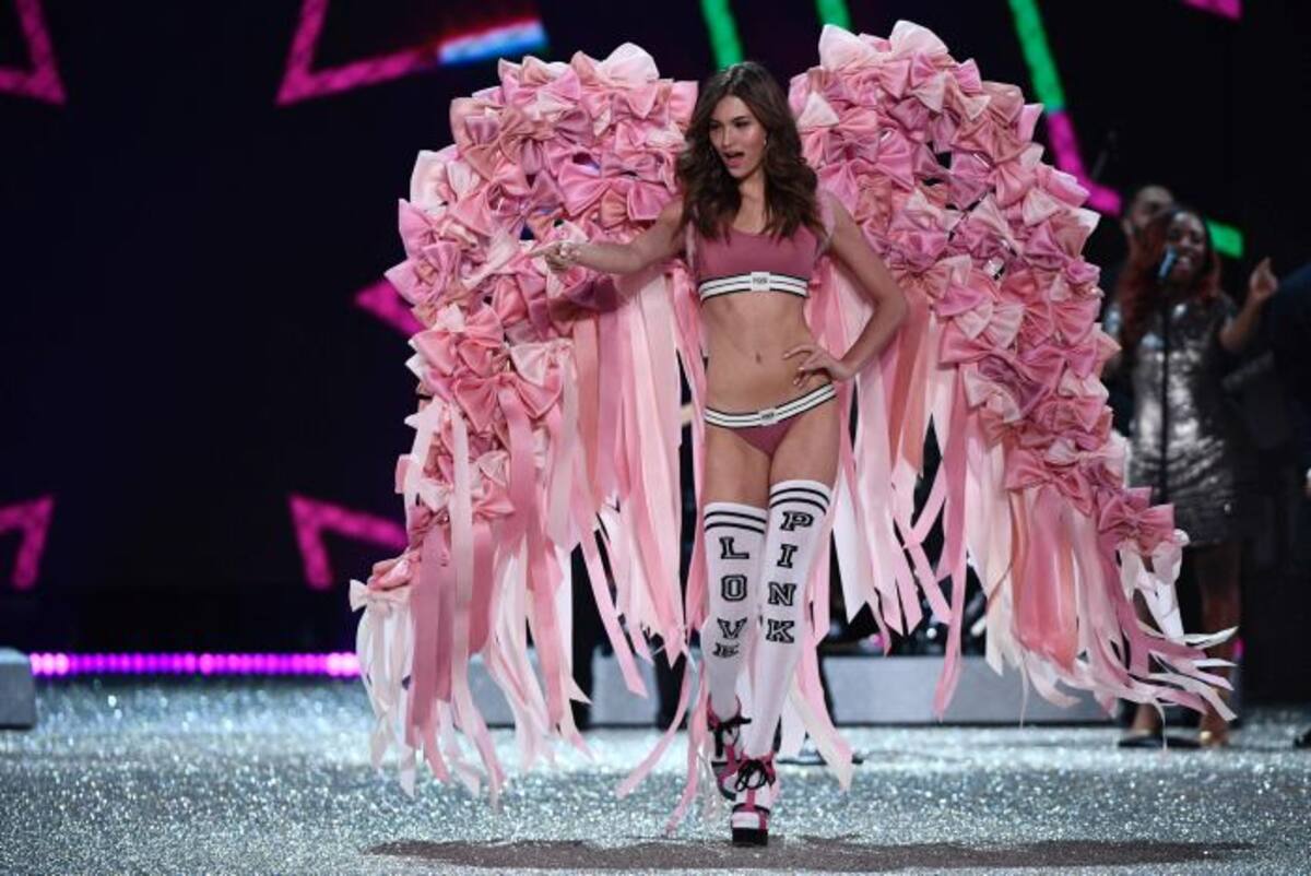 Grace Elizabeth portó las típicas alas rosas de Victoria Secret. AFP