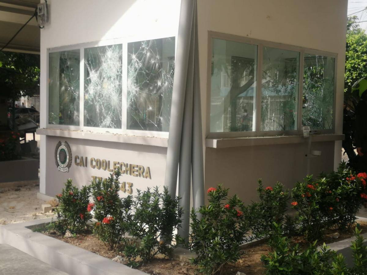 Así quedaron los vidrios de una de los CAI de la Calle 17 en Barranquilla. /Cortesía.
