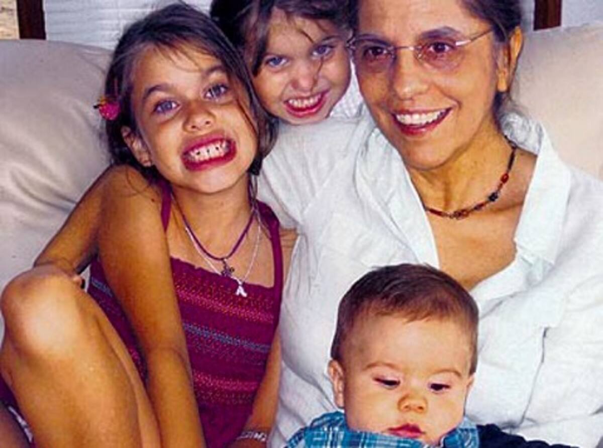 Silvia Galvis con sus tres nietos, Mariana, Sofía y Sebastián.