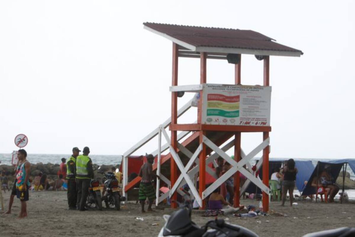 Salvavidas piden presencia de la Policía Nacional para evacuar bañistas de los espolones y evitar que sean arrastrados por corrientes. Claudia Fortich Navarro- El Universal