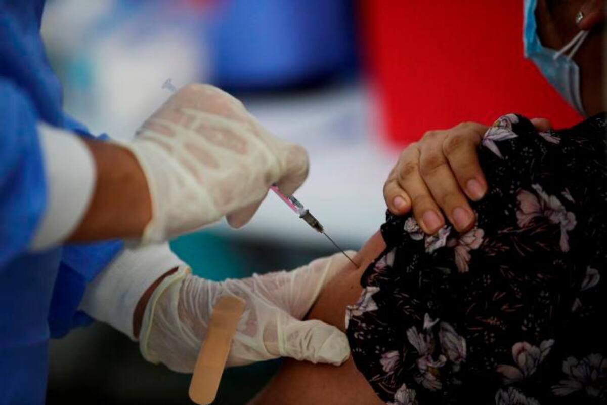 Dosis extra de vacuna de COVID protegería a trasplantados