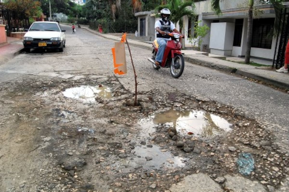 Evidentemente en este tramo de la cuarta calle del barrio 20 de Julio de Sincelejo se logra apreciar el deterioro del pavimento, lo que ha terminado en un enorme hueco.