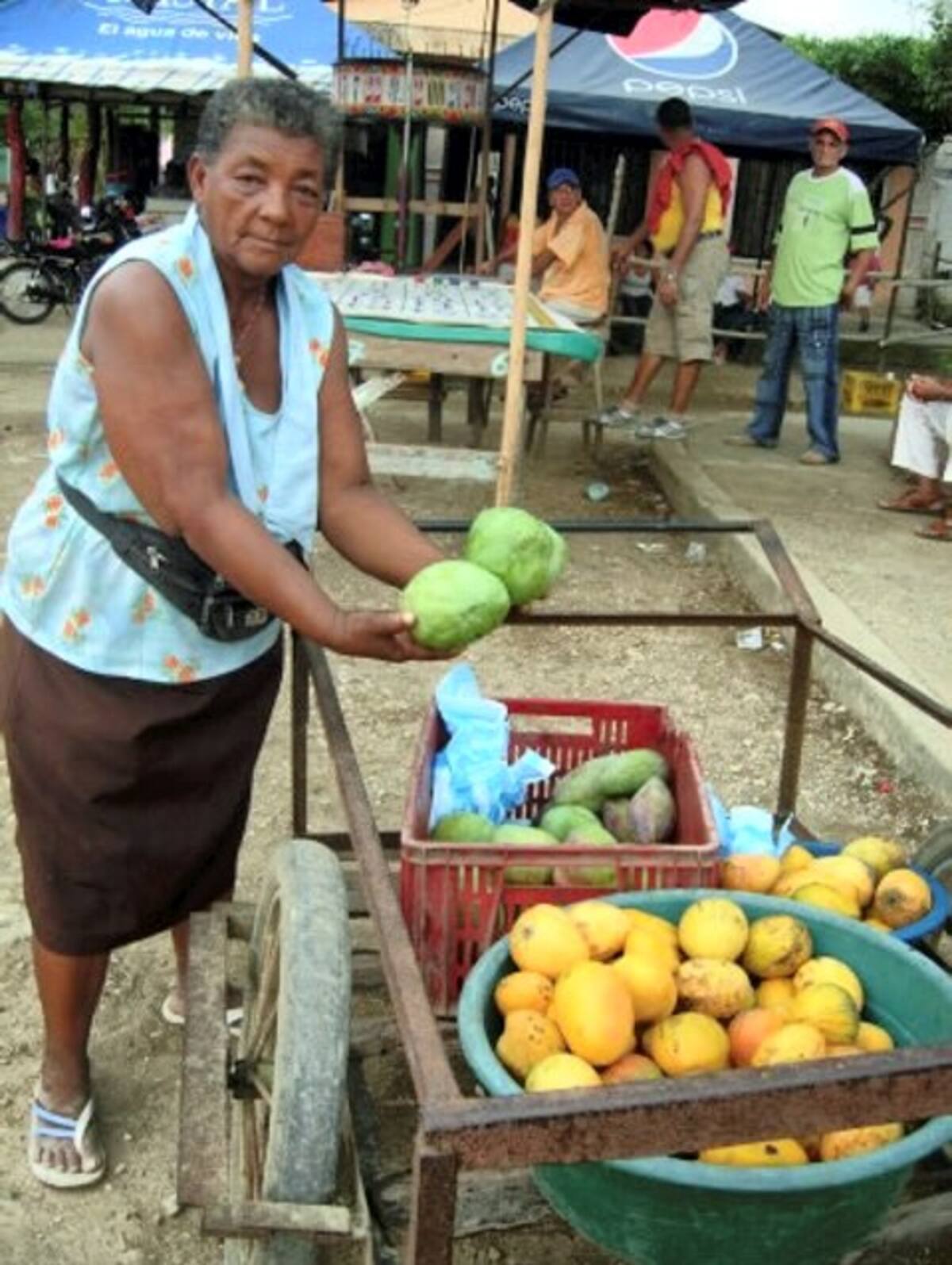Mangos de diversas variedades se exhiben en las calles de Malagana.