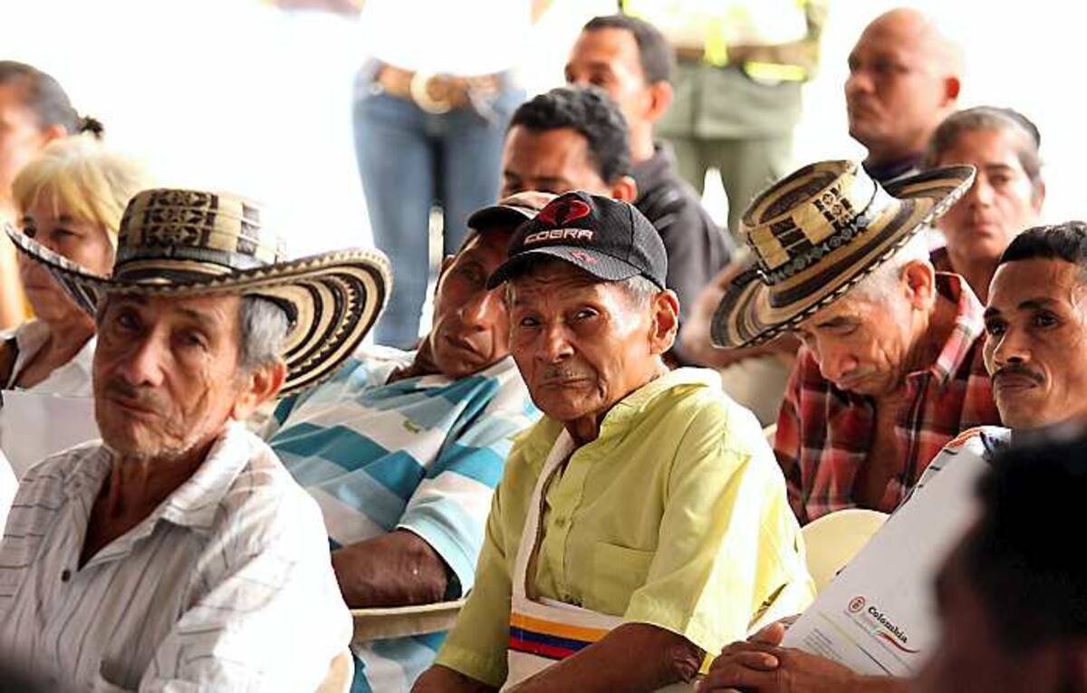 Campesinos que habitan los predios La Chavela y Santa Fe, recibieron los títulos de propiedad.