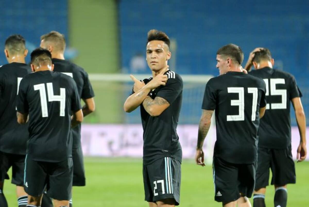 Lautaro Martínez celebra la anotación durante un amistoso entre Argentina e Irak. EFE AHMED YOSRI