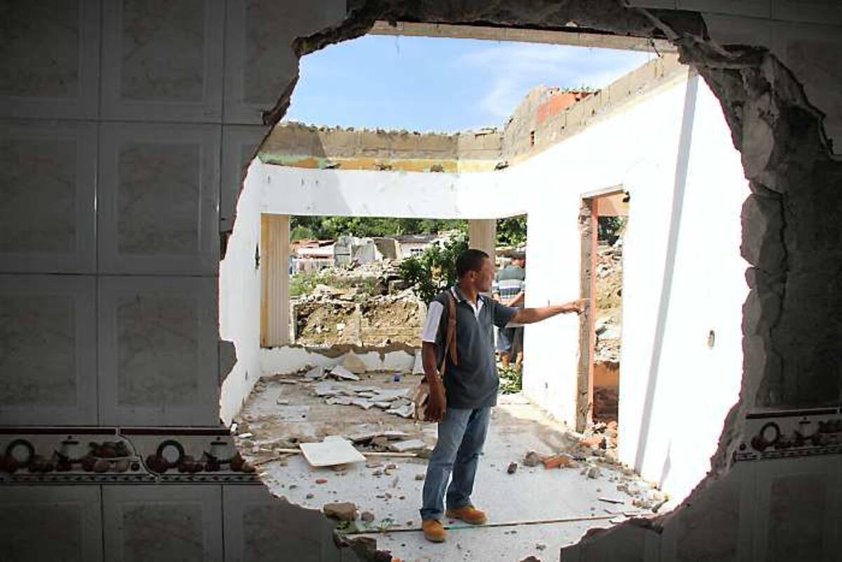 Emiro Pupo López contemplando los residuos de lo que era su casa.