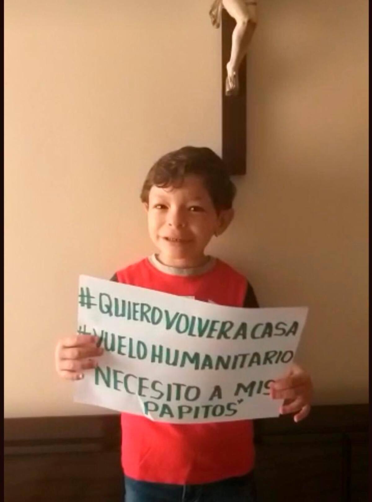 El hijo de la pareja, Santiago de 7 años pide por el pronto regreso de sus padres a Colombia. //
