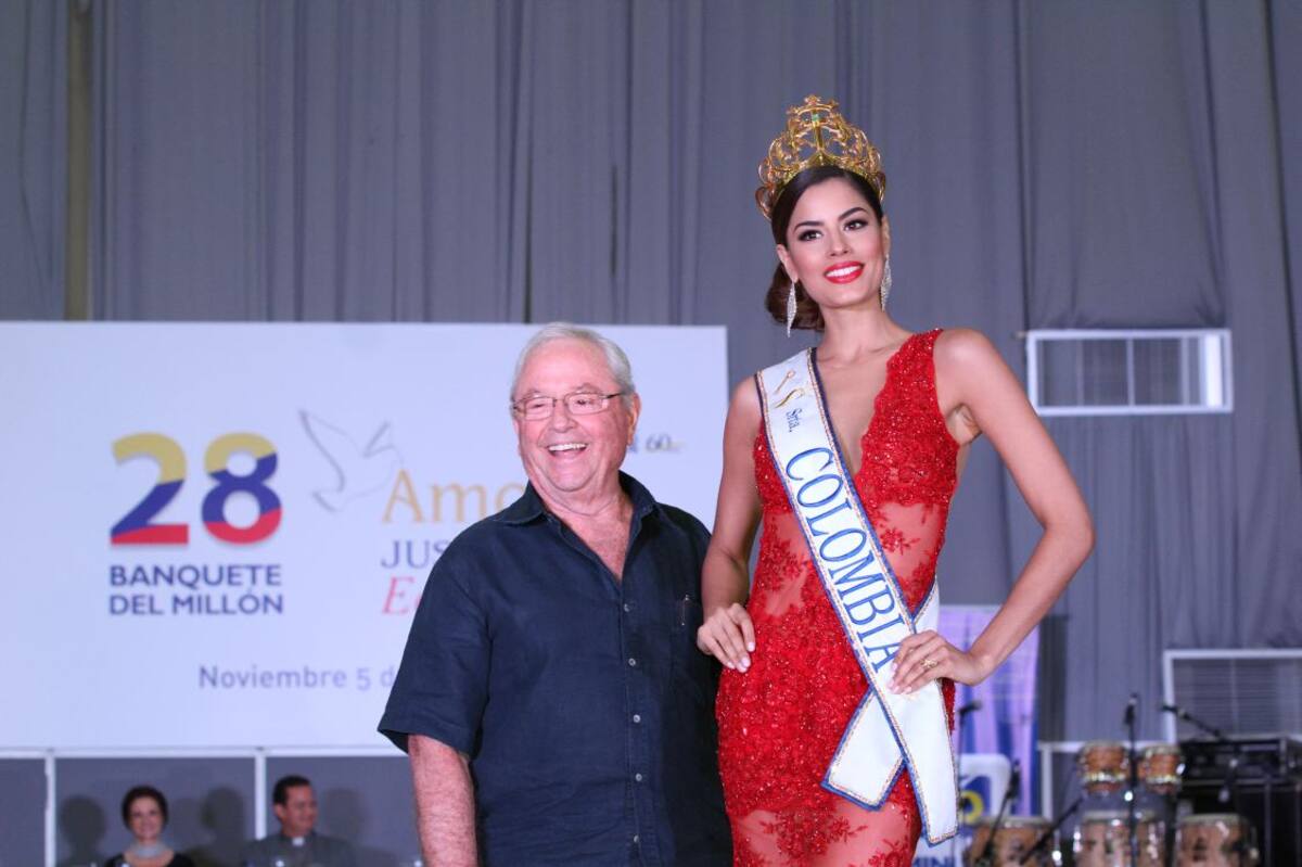 José Cesáreo, de Joyería Cesáreo, entregó la corona que lucirá la Señorita Colombia 2015, a Ariadna Gutiérrez. Fotos MARUJA PARRA/EL UNIVERSAL/