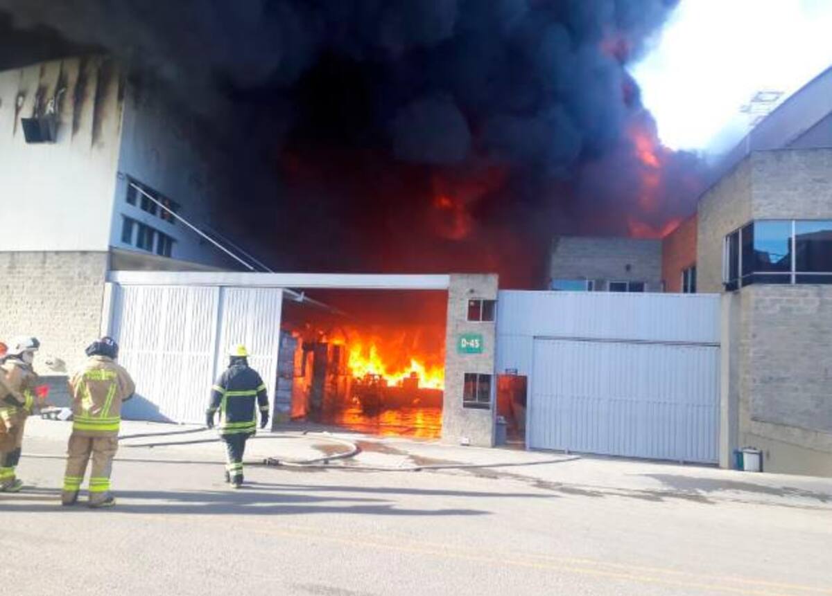 Bomberos atienden la emergencia. // Twitter.