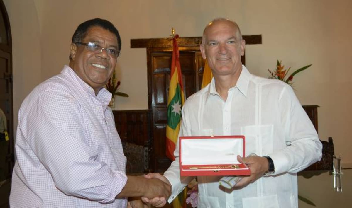 Llaves de la ciudad a Kirk Kinse. CORTESÍA