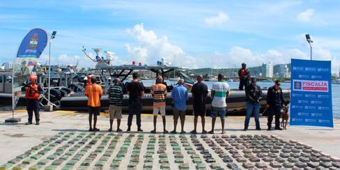 Armada descubre 240 kilos de cocaína en barco, en la Bahía de Cartagena