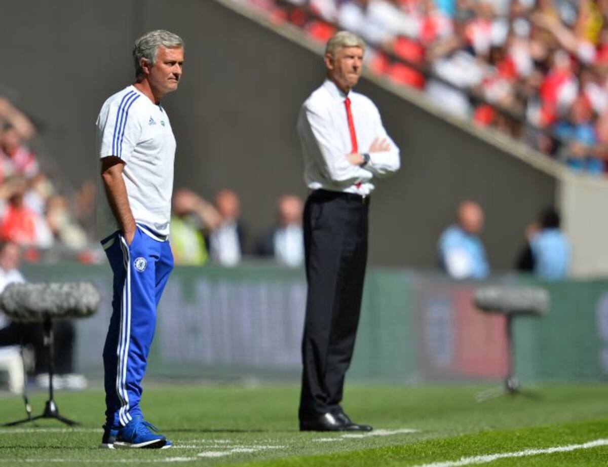 José Mourinho y Arsene Wenger durante el partido entre Chelsea vs Arsenal. AFP GLYN KIRK