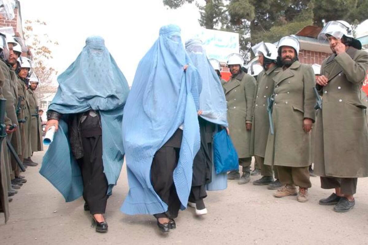 Los talibanes dispersan una protesta de mujeres con gases y tiros al aire
