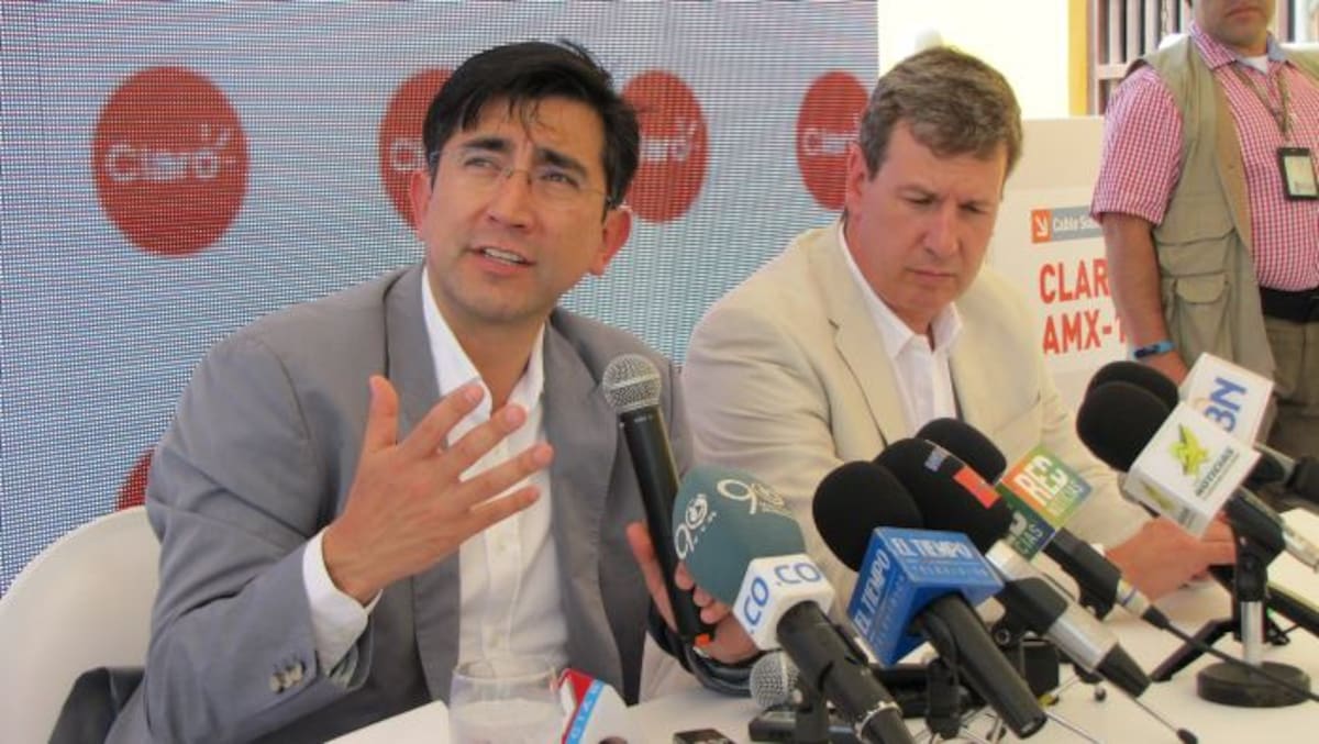 El ministro de las TIC, Diego Molano y el presidente de Claro Colombia, Juan Carlos Archila. HERMES FIGUEROA A. - EL UNIVERSAL
