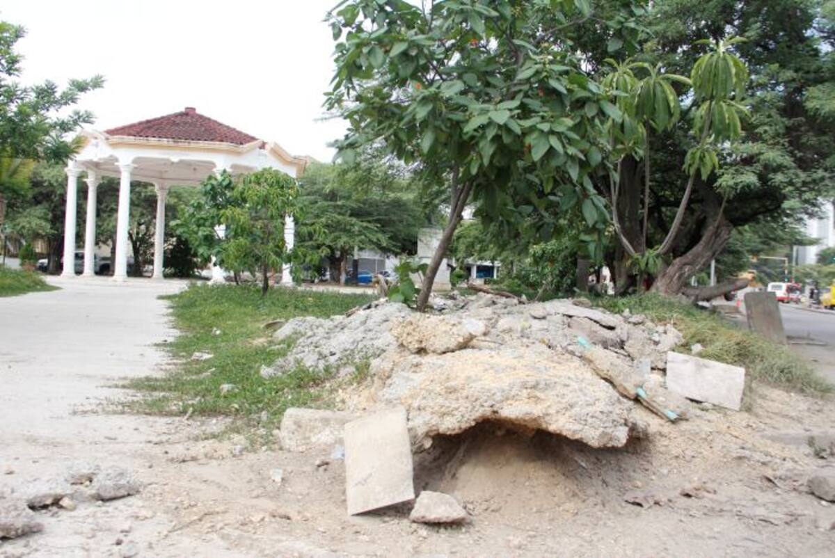 Juan Espinosa señala que se han dejado algunas pilas de cemento seco como esta, lo cual -comenta- deja en entredicho la labor de interventoría del Distrito. DANIELA BUELVAS - ELUNIVERSAL