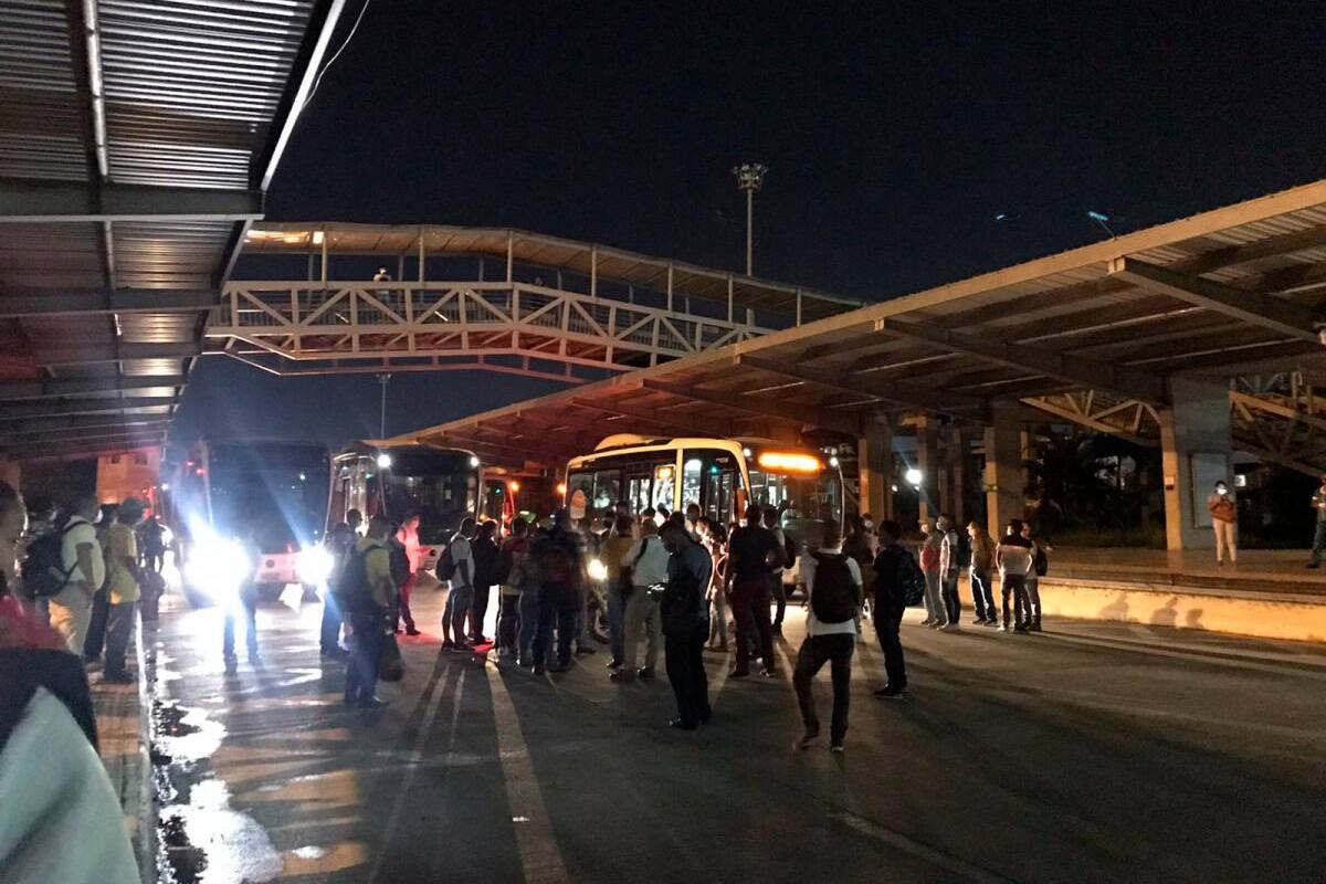 Usuarios de Transcaribe bloquearon salida de buses en Patio Portal